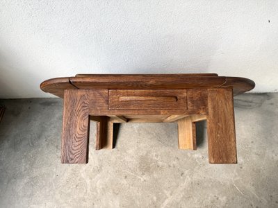 Couchtisch aus Massiveiche mit doppelter Ablage