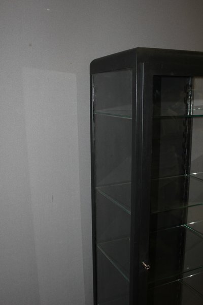 Vitrine aus schwarz lackiertem Eisen, um 1950
