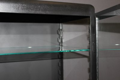 Vitrine aus schwarz lackiertem Eisen, um 1950