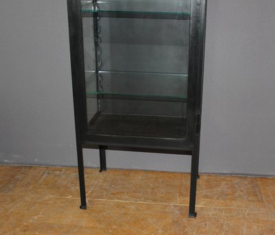 Vitrine aus schwarz lackiertem Eisen, um 1950