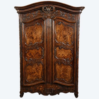 Importante armoire de mariage Louis XV en noyer et ronce – Vallée du Rhône – XVIIIe siècle