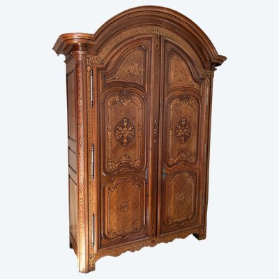  armadio in rovere chiaro con intarsio di stile orientale, risalente all'inizio del XIX secolo; altezza 298 cm