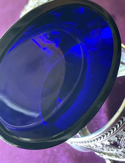 2 saleri d'argento e bicchieri blu.