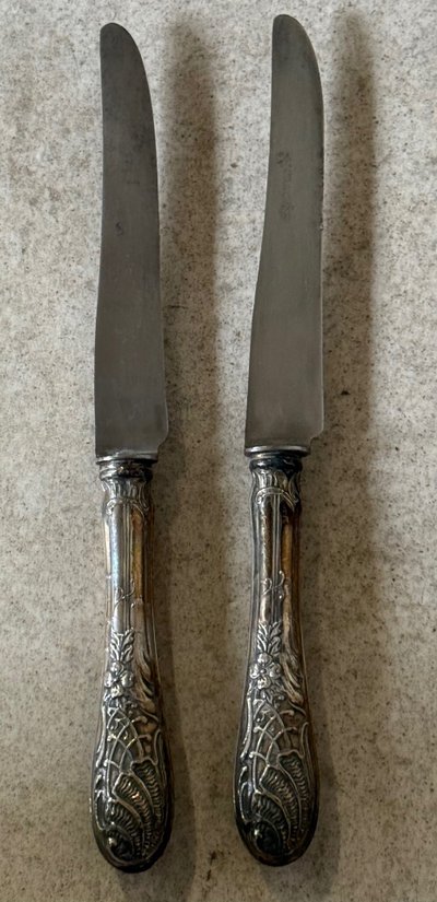 11 knives with silver-colored handles