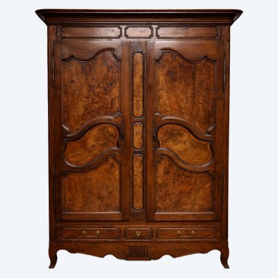 GRANDE ARMOIRE ANCIENNE EN NOYER ET RONCE – ÉPOQUE LOUIS XV