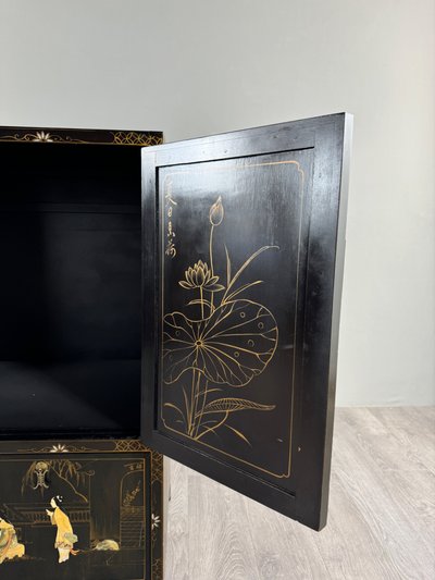 Chinesischer Schrank aus schwarzem Lack mit handgemalter Verzierung, 20. Jahrhundert