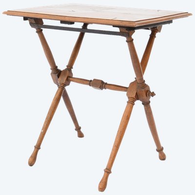 Folding table with uneven veneer
