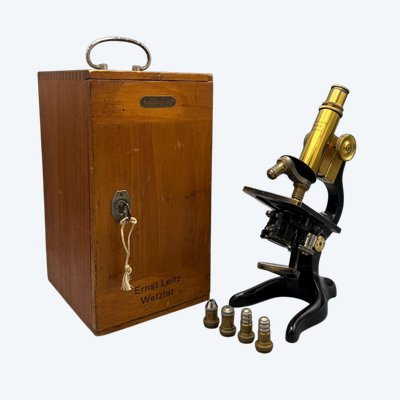 ERNST LEITZ WETZLAR MICROSCOPE SET, MODEL “STATIV IIb,” No. 195394