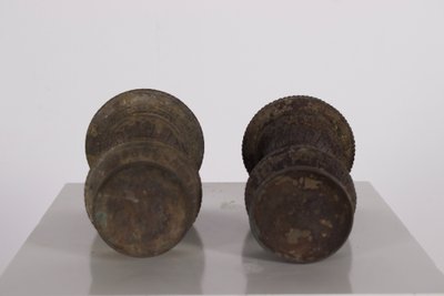 Zwei traditionelle Ghee-Lampen aus Bronze, Nepal.