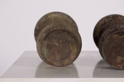 Zwei traditionelle Ghee-Lampen aus Bronze, Nepal.