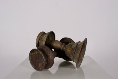 Zwei traditionelle Ghee-Lampen aus Bronze, Nepal.