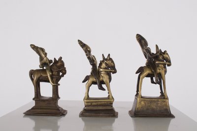 Tre statue di cavalieri in bronzo, India occidentale, XVIII secolo.