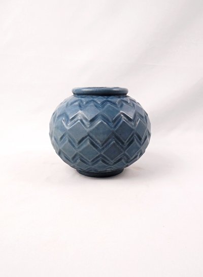 Vase boule Art Déco en fonte émaillée bleu acier début XXe