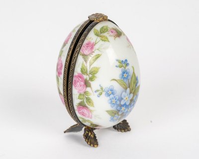 Uovo in miniatura in porcellana di Limoges con boccetta di profumo – Inizio del XX secolo 