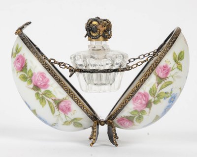 Uovo in miniatura in porcellana di Limoges con boccetta di profumo – Inizio del XX secolo 