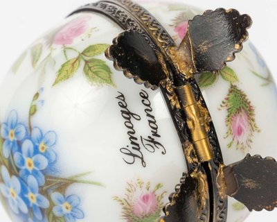 Uovo in miniatura in porcellana di Limoges con boccetta di profumo – Inizio del XX secolo 