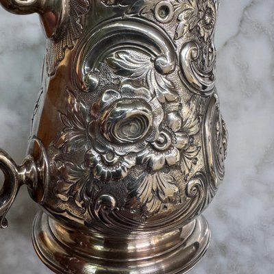 Boccale in argento della fine del XVIII secolo - inizio del XIX secolo con decorazioni floreali