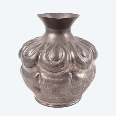 Vase Art Nouveau signé Eugène et Alice Chanal en étain repoussé début XXe