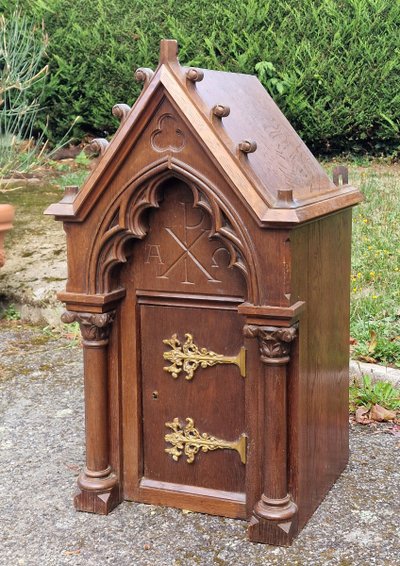 Neo-Gothic oak tabernacle with architectural decoration from late 19th-century France