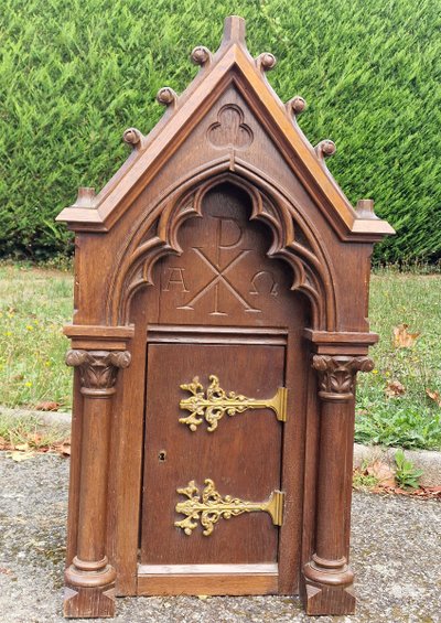 Neo-Gothic oak tabernacle with architectural decoration from late 19th-century France