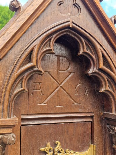 Neo-Gothic oak tabernacle with architectural decoration from late 19th-century France