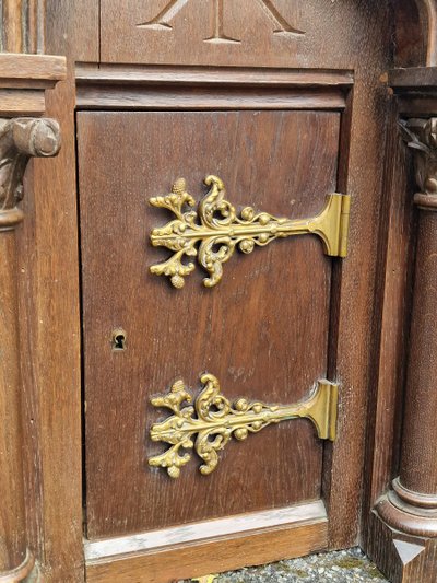 Neo-Gothic oak tabernacle with architectural decoration from late 19th-century France