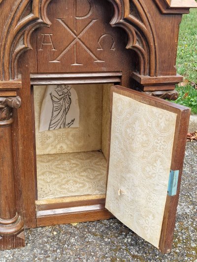 Neo-Gothic oak tabernacle with architectural decoration from late 19th-century France