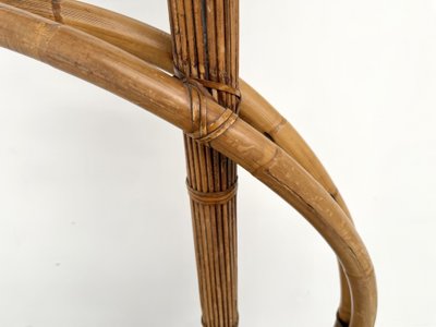 Lampada da terra scultorea in rattan curvato