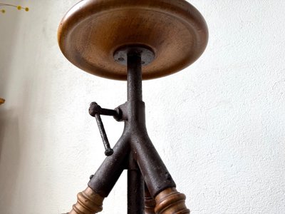 Tabouret d’atelier tripode en bois tourné et fonte, vers 1900