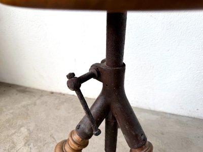 Tabouret d’atelier tripode en bois tourné et fonte, vers 1900