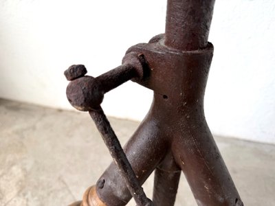 Tabouret d’atelier tripode en bois tourné et fonte, vers 1900