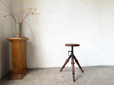 Tabouret d’atelier tripode en bois tourné et fonte, vers 1900