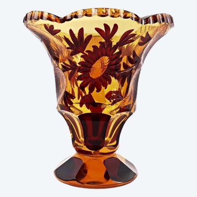 Vaso in cristallo cesellato di Boemia con decorazioni floreali color ambra e bordeaux in stile Art Déco