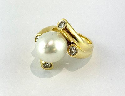 South Sea White Pearl and Diamond Ring in Yellow Gold