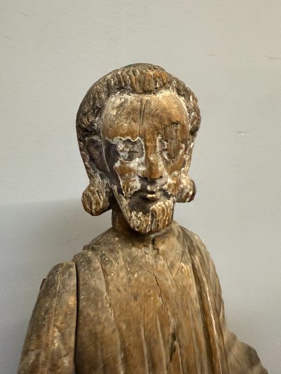 Sculpture ancienne en bois représentant saint Joseph, XVIIe siècle, 71 x 32 x 14 cm. Bon état, traces d'usure normales.