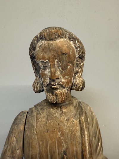 Sculpture ancienne en bois représentant saint Joseph, XVIIe siècle, 71 x 32 x 14 cm. Bon état, traces d'usure normales.