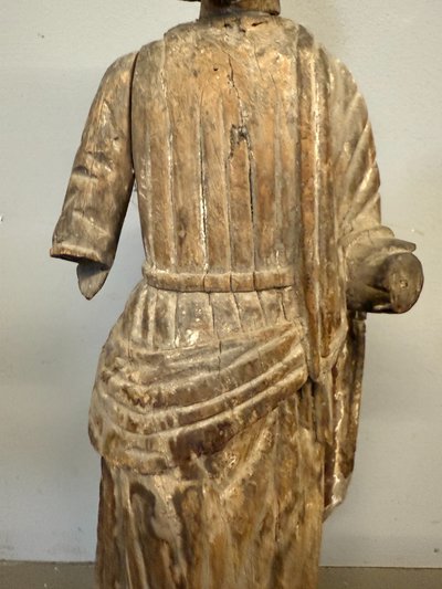 Sculpture ancienne en bois représentant saint Joseph, XVIIe siècle, 71 x 32 x 14 cm. Bon état, traces d'usure normales.