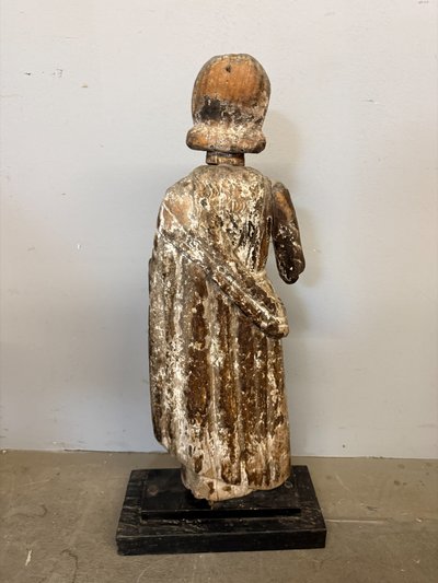 Sculpture ancienne en bois représentant saint Joseph, XVIIe siècle, 71 x 32 x 14 cm. Bon état, traces d'usure normales.