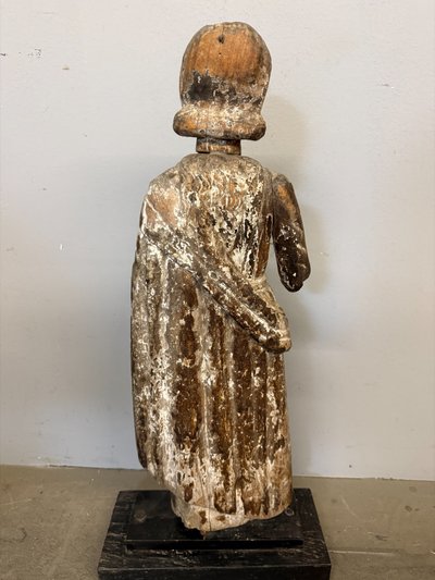 Sculpture ancienne en bois représentant saint Joseph, XVIIe siècle, 71 x 32 x 14 cm. Bon état, traces d'usure normales.