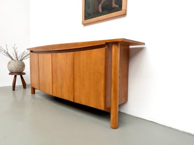 Credenza dalle linee sinuose della Maison Regain in olmo massiccio, 1970