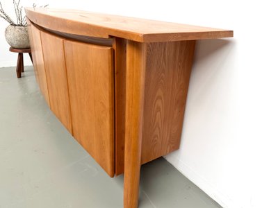 Credenza dalle linee sinuose della Maison Regain in olmo massiccio, 1970