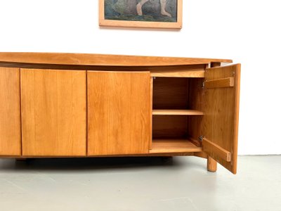 Credenza dalle linee sinuose della Maison Regain in olmo massiccio, 1970