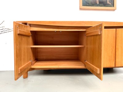 Credenza dalle linee sinuose della Maison Regain in olmo massiccio, 1970