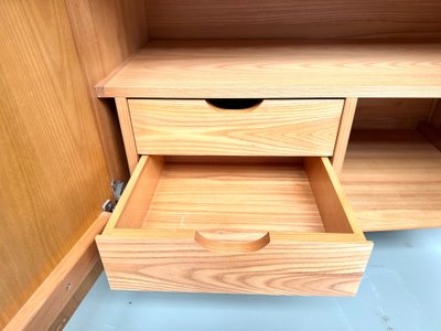 Credenza dalle linee sinuose della Maison Regain in olmo massiccio, 1970