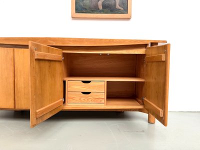 Credenza dalle linee sinuose della Maison Regain in olmo massiccio, 1970