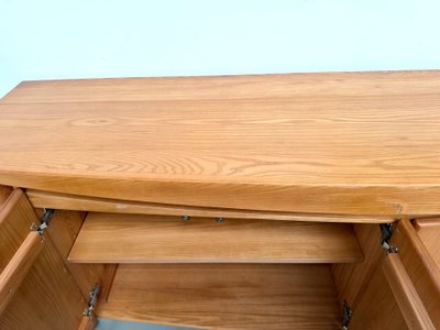 Credenza dalle linee sinuose della Maison Regain in olmo massiccio, 1970