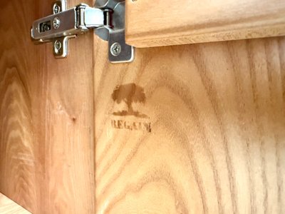 Credenza dalle linee sinuose della Maison Regain in olmo massiccio, 1970