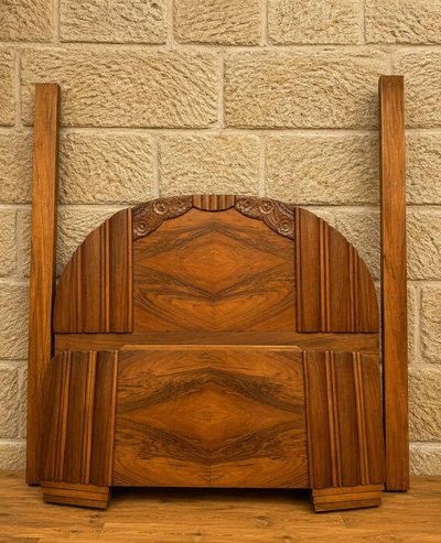 Art-Déco-Bett im Fächer-Stil aus Nussbaumholz – Mit stilisierten Blumenmotiven – Um 1930