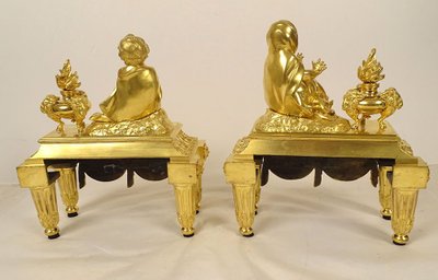 Ein Paar Louis-XVI-Kaminbockpaare aus vergoldeter Bronze mit Widderkindern, Akanthusblättern und drapierten Stoffbahnen, 18. Jahrhundert