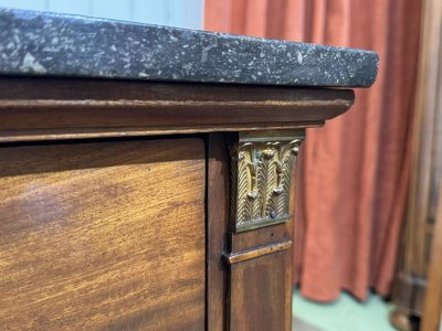 Comò in stile Impero in mogano con piano in marmo, XIX secolo